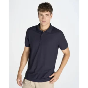 Polo JHK SPORTPIQUE en azul marino, vista frontal con modelo