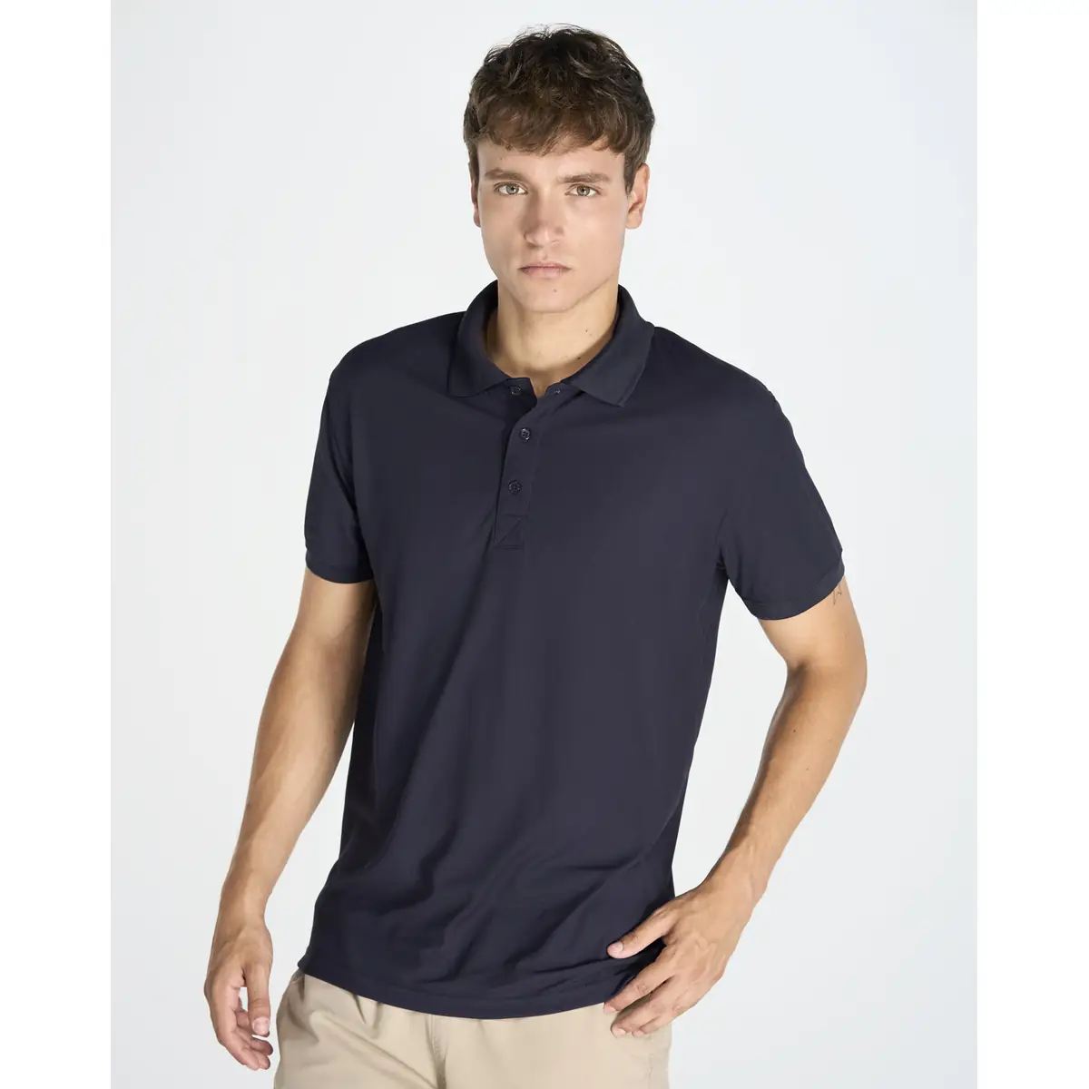 Polo deportivo hombre JHK SPORTPIQUE 1 Polo JHK SPORTPIQUE en azul marino, vista frontal con modelo