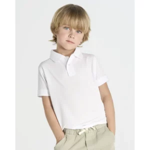 Polo infantil JHK SPORTPQKID en blanco, vista frontal con modelo