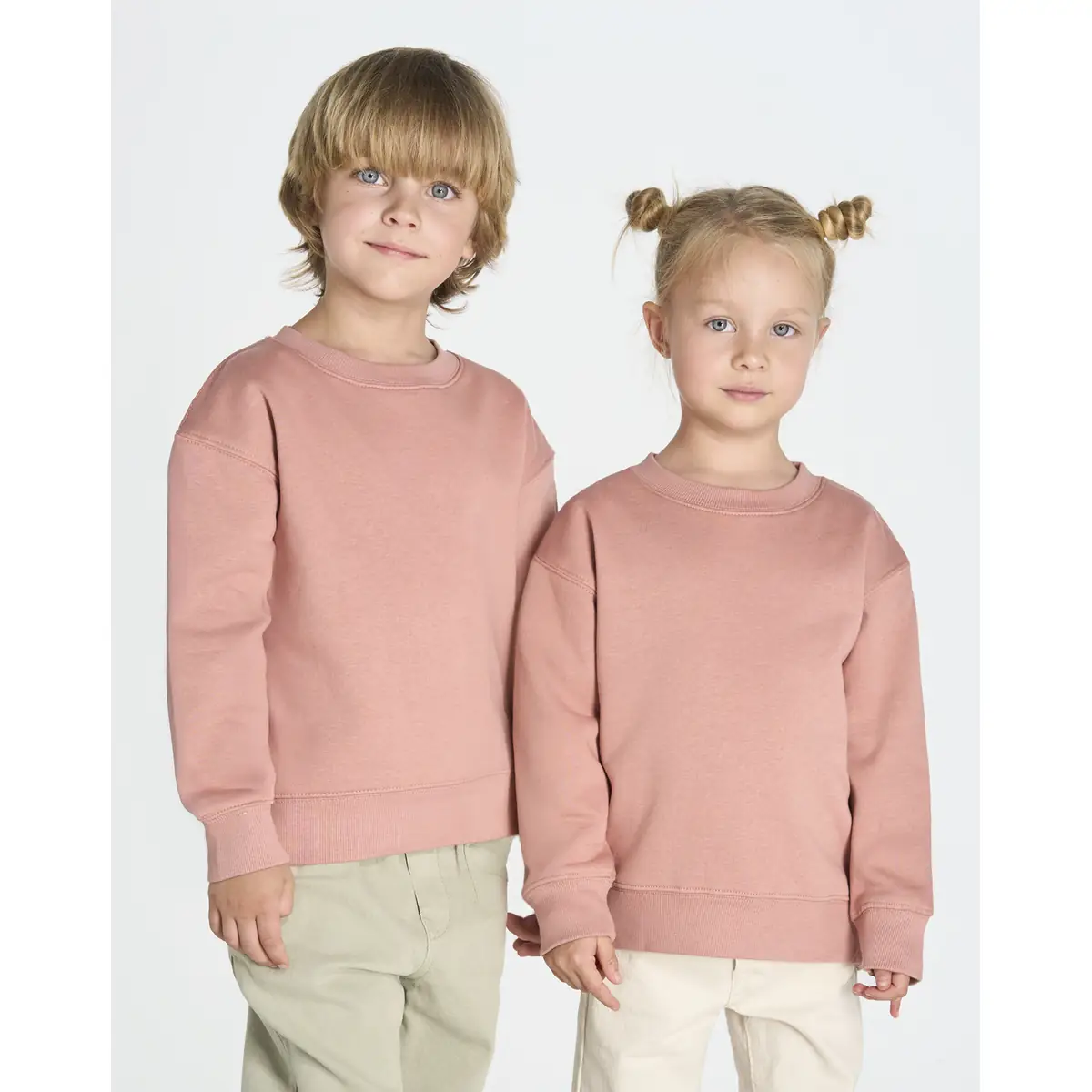 Sudadera JHK SWRK290 1 Sudadera JHK SWRK290, vista frontal con persona
