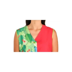 Casaca Caperucita Lacla 52105628, rojo, detalle del cuello de pico y botones