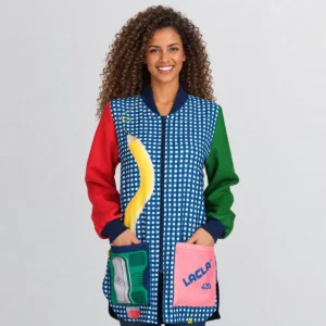 Batas, pichis y estolas para Maestra de Infantil en Las Palmas 1 Bata Lacla Goma-Lápiz 52605694, azul marino, vista frontal con modelo