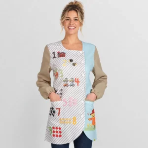 Batas, pichis y estolas para Maestra de Infantil en Las Palmas 2 Bata Lacla Granja 52605695, beige, vista frontal con modelo