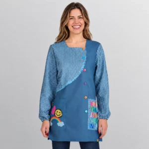 Batas, pichis y estolas para Maestra de Infantil en Las Palmas 4 Bata Lacla Smile 52605700, azul plomo, vista frontal con modelo
