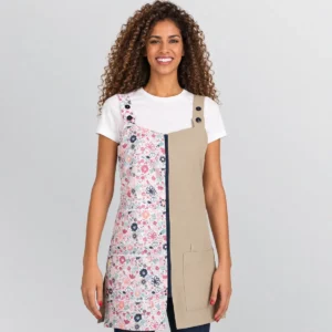 Batas, pichis y estolas para Maestra de Infantil en Las Palmas 15 Pichi Lacla Flower 52605706, beige, vista frontal con modelo