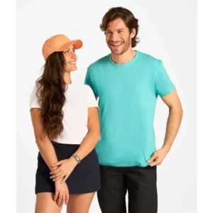 Mujer con camiseta Mukua MELBOURNE MK022WV blanca junto a un hombre con camiseta turquesa.
