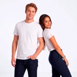 Chico y chica vistiendo camiseta Mukua blanca mk022wv