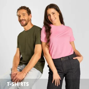 Hombre y mujer con camisetas Mukua PALM MK023CV verde y rosa, de manga corta y cuello redondo.