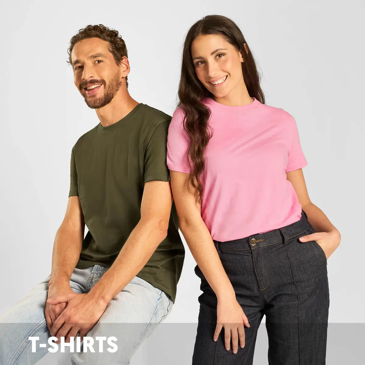 Camiseta unisex Mukua PALM MK023CV 1 Hombre y mujer con camisetas Mukua PALM MK023CV verde y rosa, de manga corta y cuello redondo.