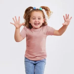 Niña con camiseta Mukua MELBOURNE KIDS MK175CV rosa de manga corta y cuello redondo.