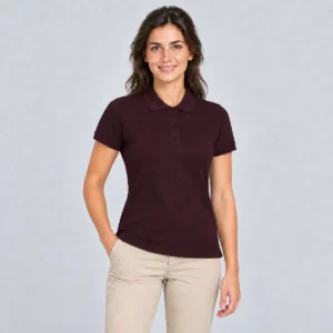 Polo Mukua NOBBY granate, vestido por una modelo de frente