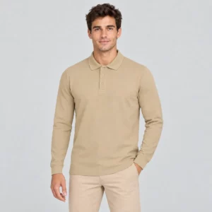 Polo Mukua CLIFTON de manga larga en color arena, vestido por un modelo de frente
