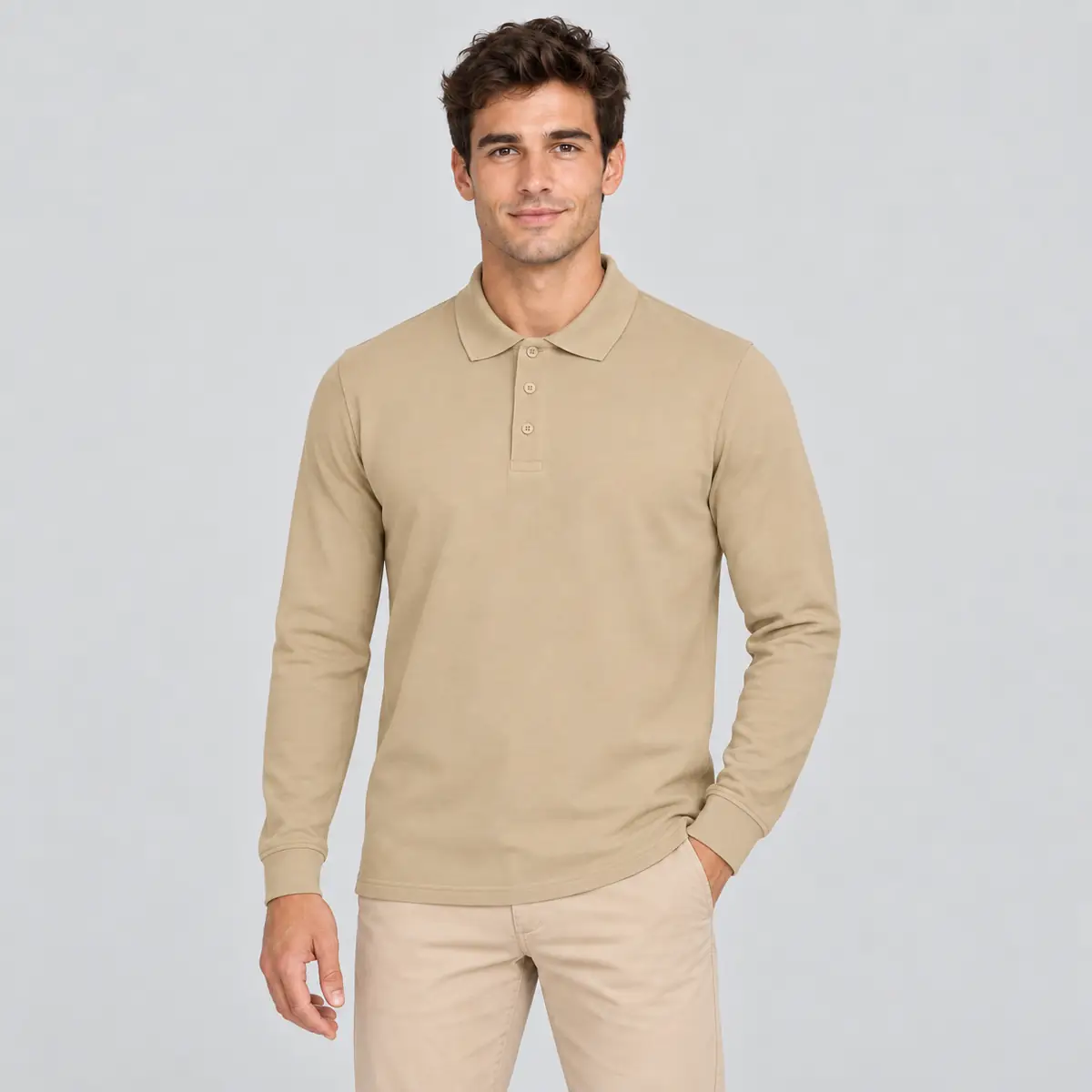 Polo unisex Mukua CLIFTON MK242CV 1 Polo Mukua CLIFTON de manga larga en color arena, vestido por un modelo de frente