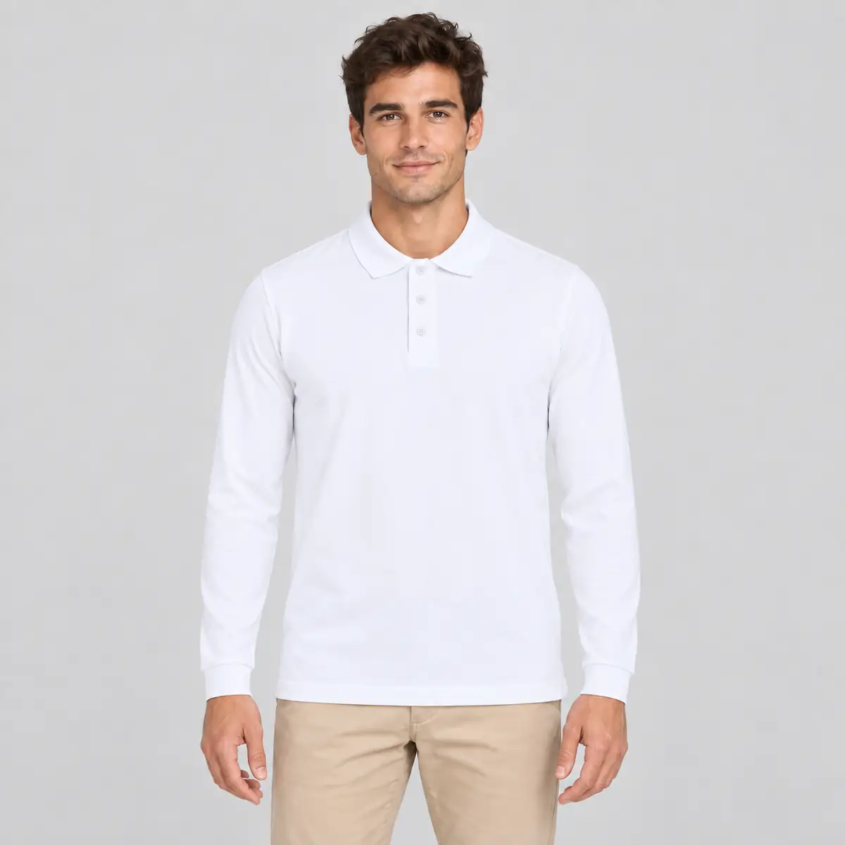 Polo unisex Mukua CLIFTON MK242WV 1 Polo Mukua CLIFTON de manga larga blanco, vestido por un modelo de frente