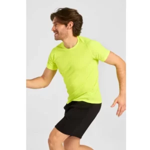 Hombre con camiseta técnica Mukua TECH MK520V amarillo flúor de manga corta.