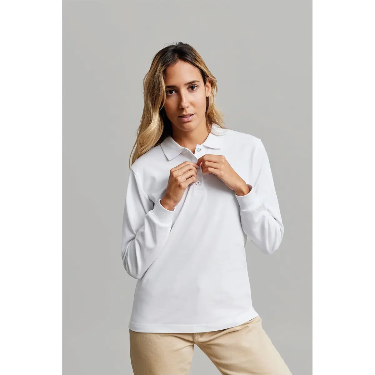 Polo de mujer Mukua HOBART WOMAN PL200WC 2 Polo de manga larga Mukua HOBART WOMAN blanco, vestido por una modelo