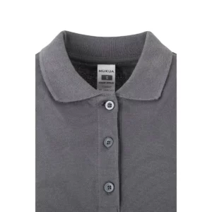 Polo Mukua HOBART WOMAN en color Dark Grey, detalle del cuello