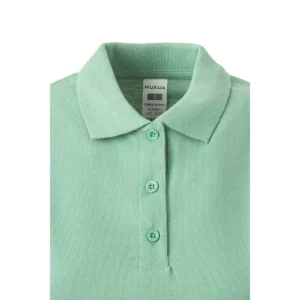 Polo Mukua HOBART WOMAN en color Sage, detalle del cuello