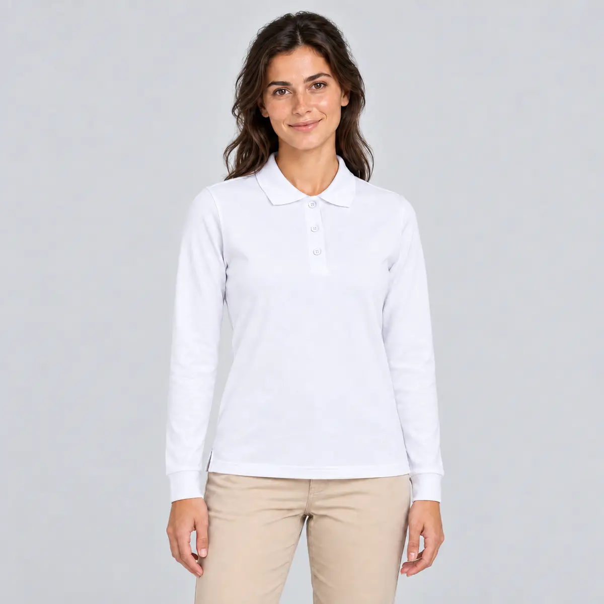 Polo de mujer Mukua HOBART WOMAN PL200WW 1 Polo Mukua HOBART WOMAN de manga larga blanco, vestido por una modelo de frente