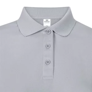 Polo Mukua BOGAN WOMAN en color Ultimate Grey, detalle del cuello