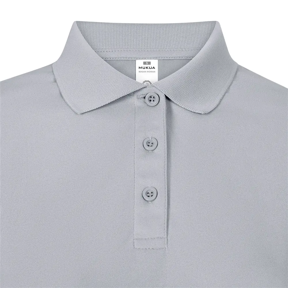 Polo de mujer Mukua BOGAN WOMAN PS160W 5 Polo Mukua BOGAN WOMAN en color Ultimate Grey, detalle del cuello