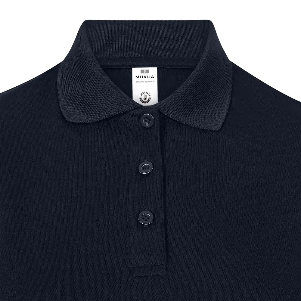 Polo de mujer Mukua BOGAN WOMAN PS160W 8 Polo Mukua BOGAN WOMAN en color Deep Navy, detalle del cuello