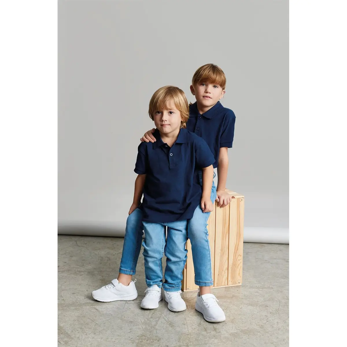 Polo infantil Mukua MACKAY KIDS PS200KC 2 Polos infantiles Mukua MACKAY KIDS azul marino, vestidos por dos niños