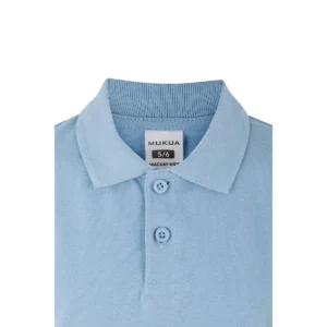 Polo Mukua MACKAY KIDS en color Sky Blue, detalle del cuello
