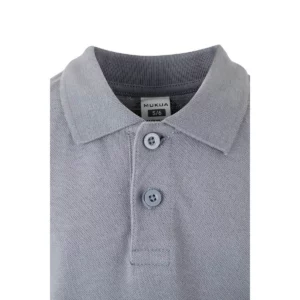 Polo Mukua MACKAY KIDS en color Blue Fog, detalle del cuello
