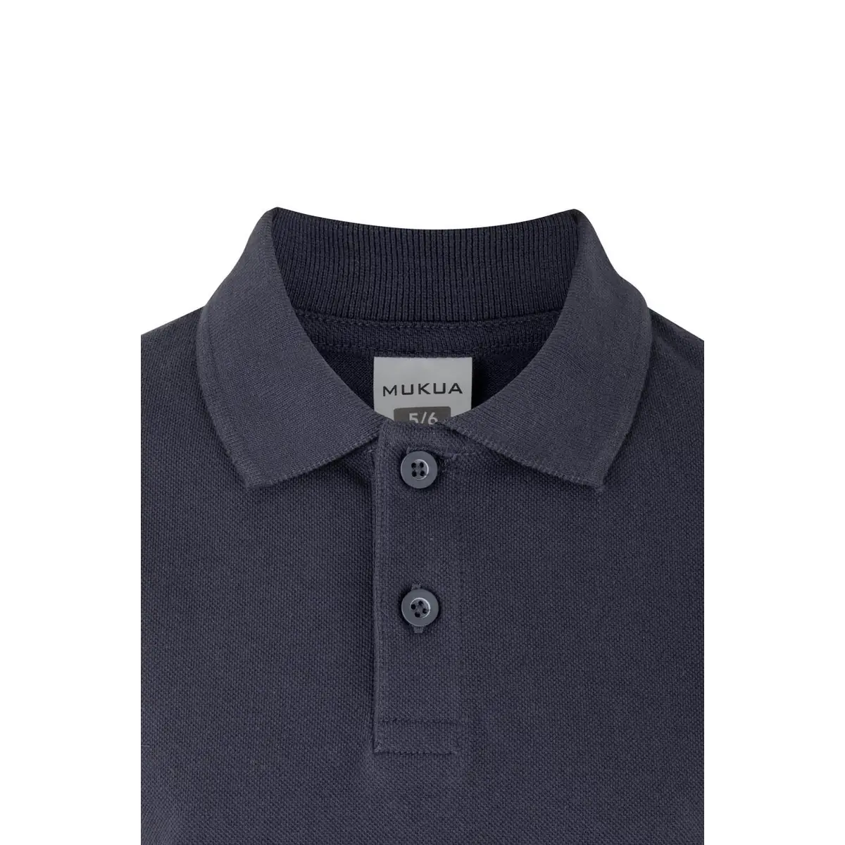 Polo infantil Mukua MACKAY KIDS PS200KC 15 Polo Mukua MACKAY KIDS en color Denim Blue, detalle del cuello