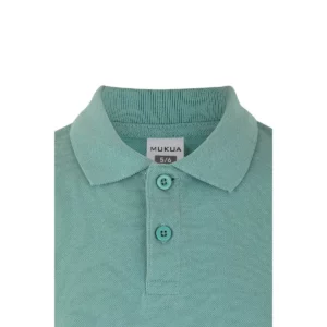 Polo Mukua MACKAY KIDS en color Sage, detalle del cuello