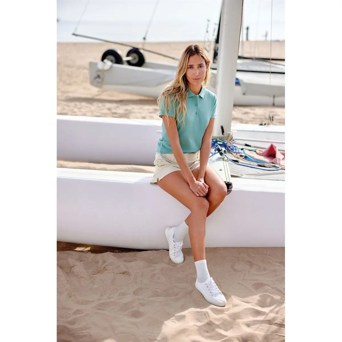 Polo de mujer Mukua MACKAY WOMAN PS200WC 2 Polo Mukua MACKAY WOMAN vestido por una modelo