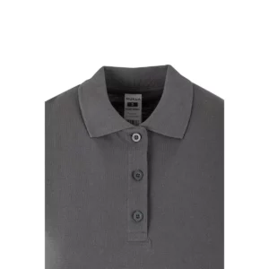 Polo Mukua MACKAY WOMAN en color Dark Grey, detalle del cuello
