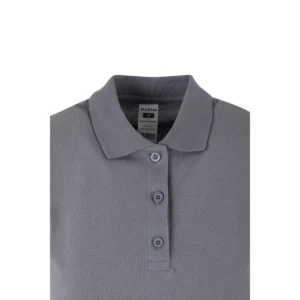 Polo Mukua MACKAY WOMAN en color Blue Fog, detalle del cuello