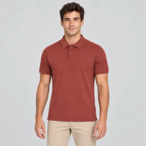 Polo Mukua CREEK terracota, vestido por un modelo de frente