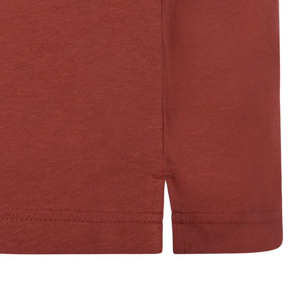 Polo unisex Mukua CREEK PSN160UC 10 Polo Mukua CREEK en color Terracotta, detalle del bajo y la abertura lateral