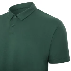 Polo Mukua CREEK en color Camp Green, detalle del cuello y la manga