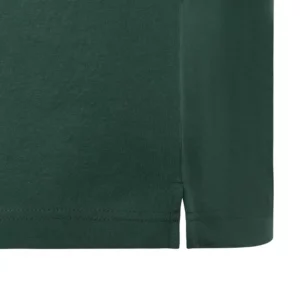 Polo Mukua CREEK en color Camp Green, detalle del bajo y la abertura lateral