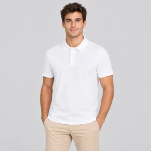 Polo Mukua CREEK blanco, vestido por un modelo de frente
