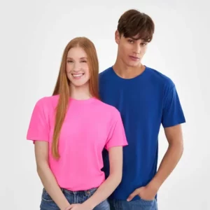 Mujer y hombre con camisetas Mukua DERBY TS151UC rosa flúor y azul, de manga corta.