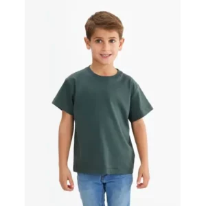 Niño con camiseta Mukua COAST KIDS TSN165KC verde oscuro de manga corta, vista frontal.