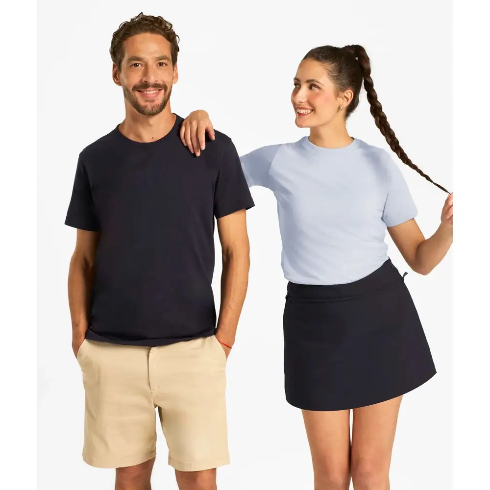 Camiseta unisex Mukua COAST TSN165UC 1 Hombre y mujer con camisetas Mukua COAST TSN165UC azul marino y azul claro de manga corta.