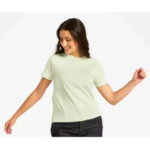 Mujer con camiseta Mukua COAST WOMAN TSN165WC verde aloe de manga corta y cuello redondo.