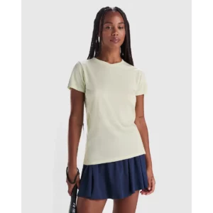 Camiseta Roly 0305 de manga corta en verde pálido, vista frontal sobre una modelo.