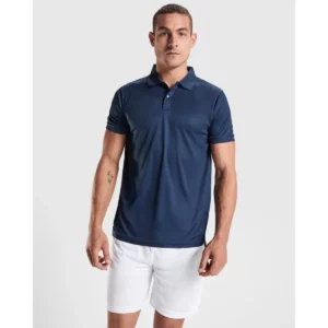 Polo Roly TORMO en azul marino, vista frontal con modelo