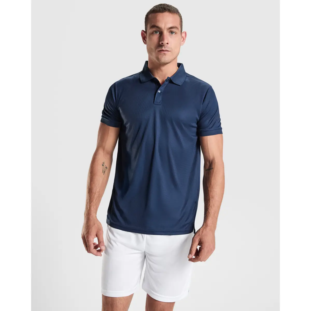 Polo técnico reciclado hombre Roly TORMO 1 Polo Roly TORMO en azul marino, vista frontal con modelo