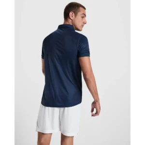 Polo Roly TORMO en azul marino, vista trasera con modelo