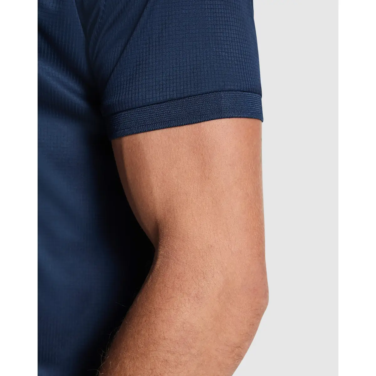 Polo técnico reciclado hombre Roly TORMO 7 Polo Roly TORMO en azul marino, detalle de la manga