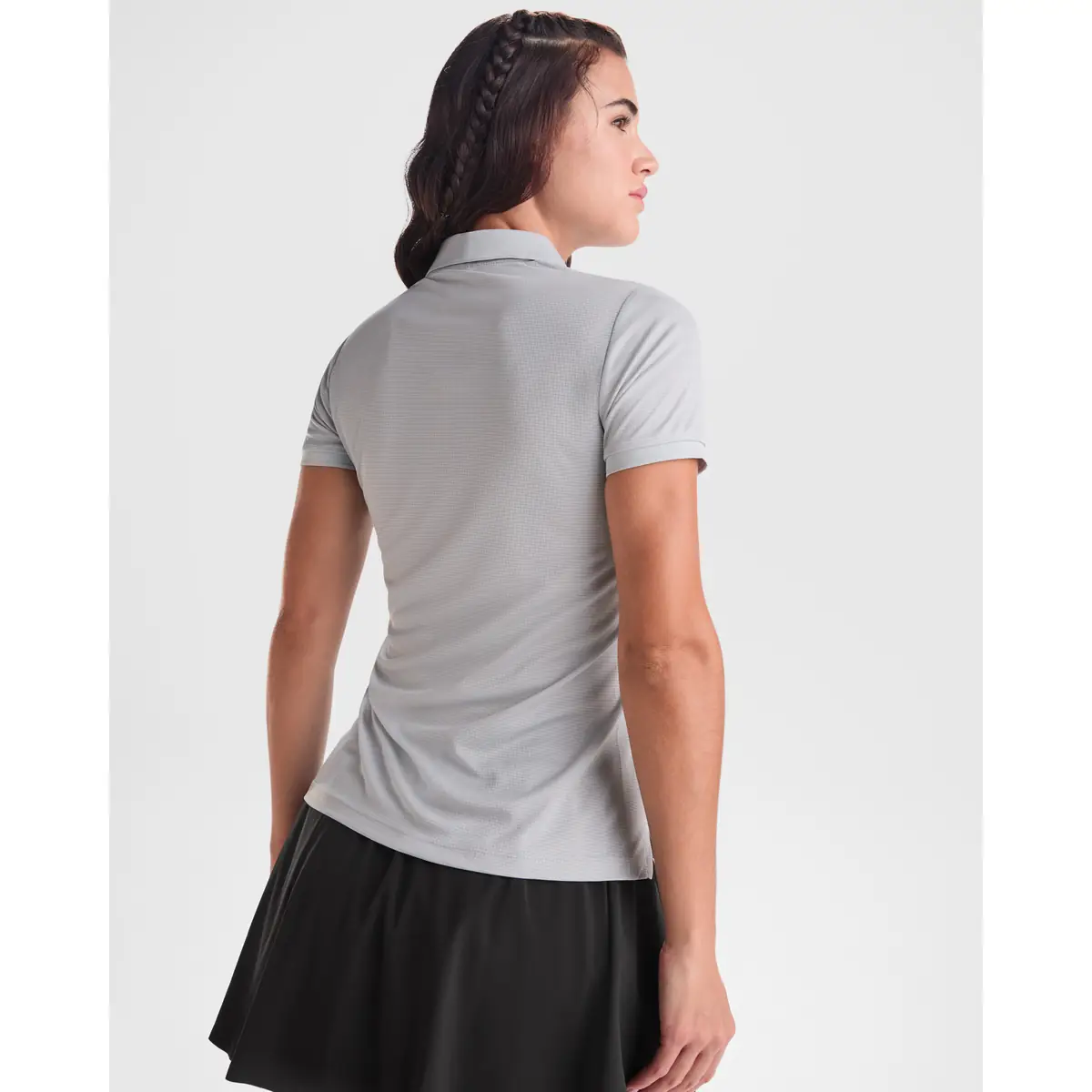 Polo técnico reciclado mujer Roly TORMO WOMAN 2 Polo Roly TORMO WOMAN en gris, vista trasera con modelo
