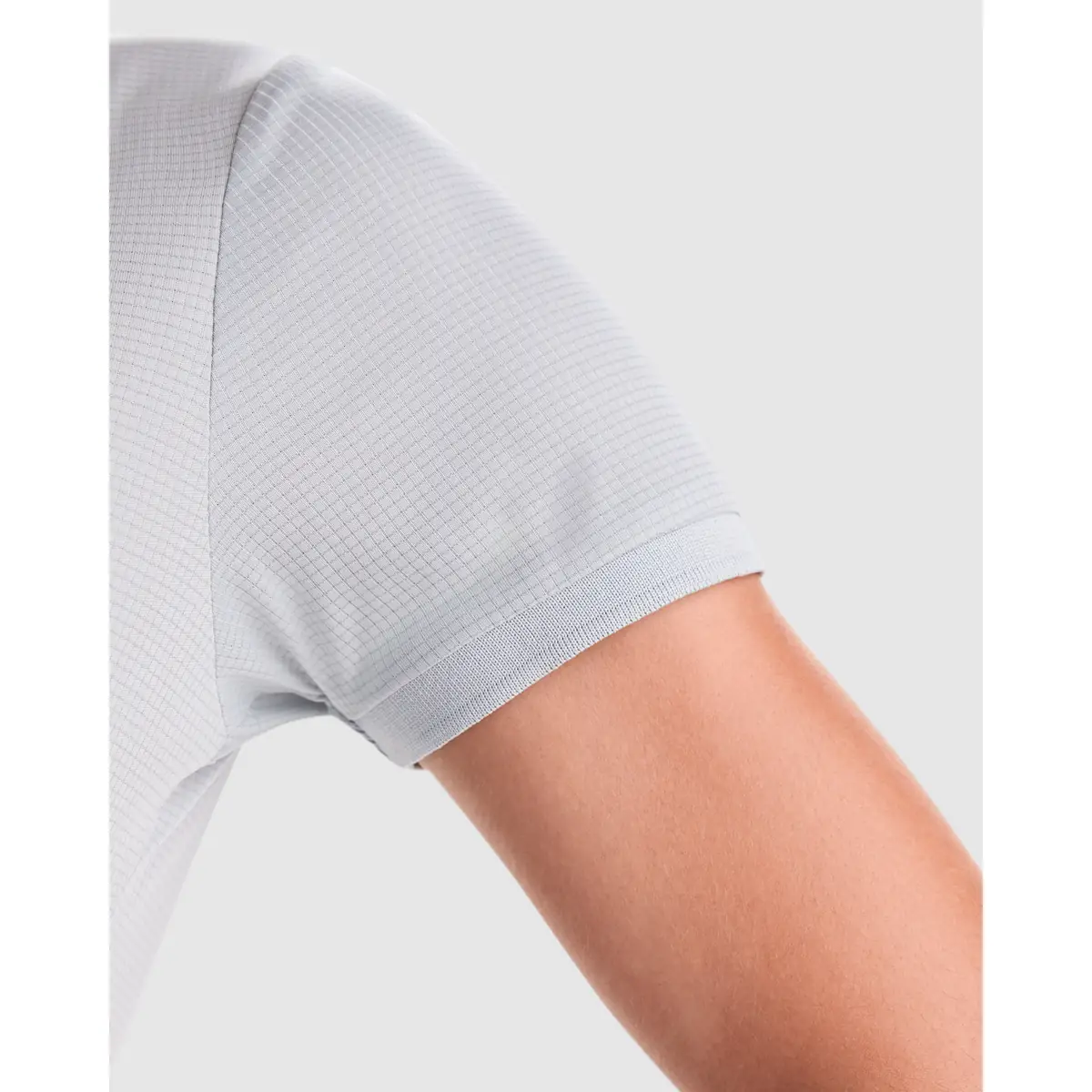 Polo técnico reciclado mujer Roly TORMO WOMAN 7 Polo Roly TORMO WOMAN en gris, detalle de la manga